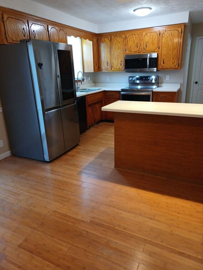 Building Photo - 421 Bluff Dr