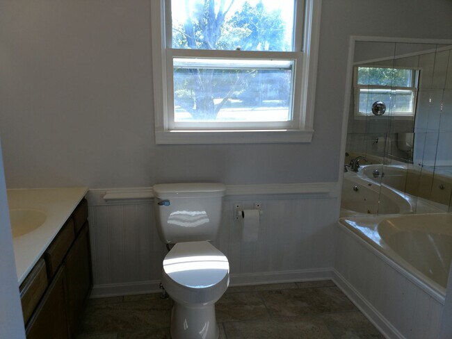 Building Photo - 3 Bedroom 3 Bathroom House in Town of Fron...