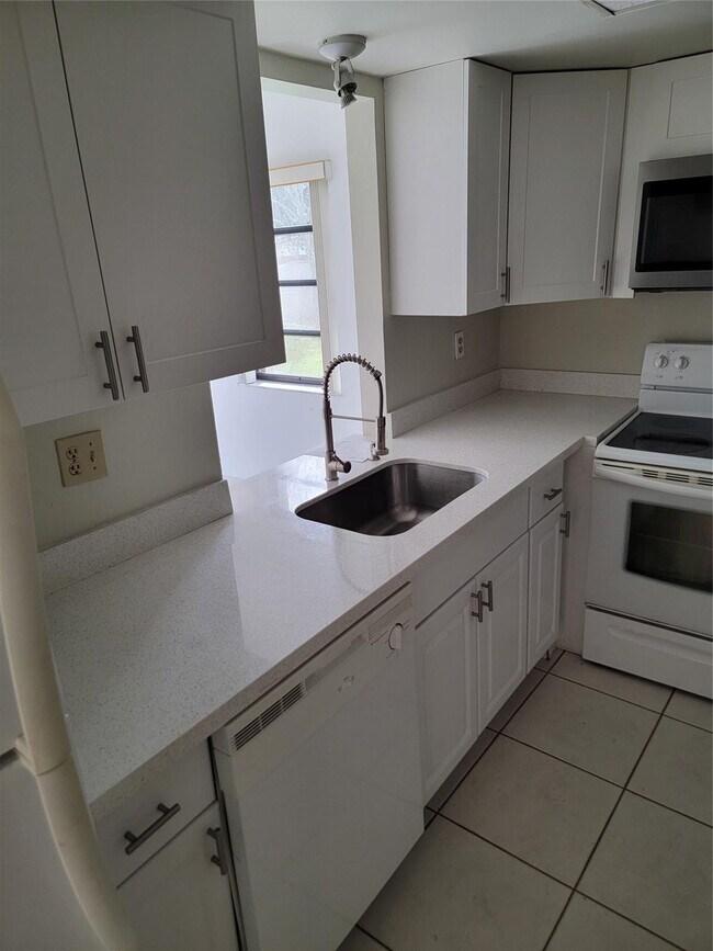 Building Photo - 1800 NE 39th Ct