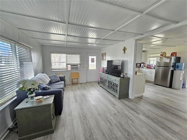 Building Photo - 321 4th St W