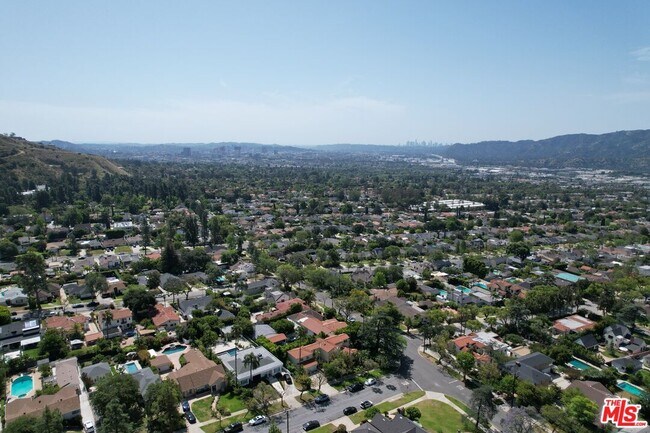 Building Photo - 1861 W Mountain St