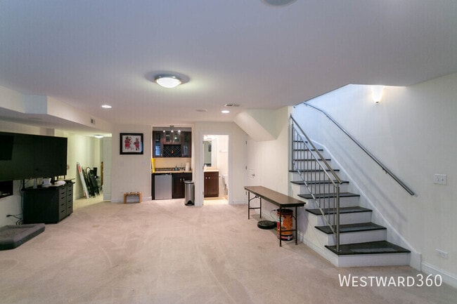 Building Photo - 1359 N Noble St