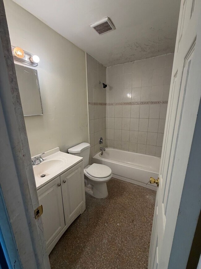 Building Photo - Simple & small 2BR Duplex
