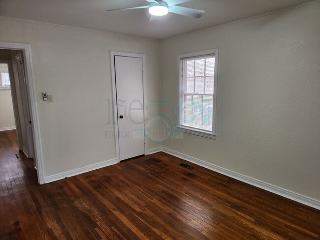 Building Photo - N Elm Duplex (200-202)