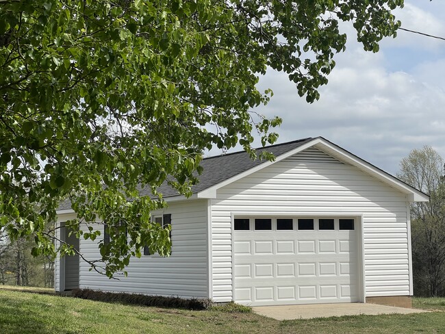 Building Photo - 8621 Overcash Rd