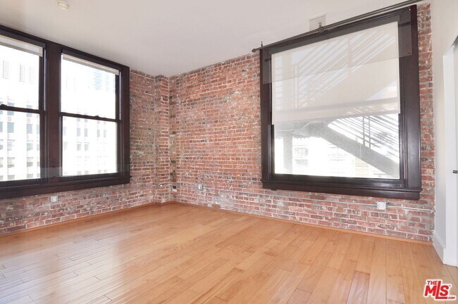 Building Photo - 460 S Spring St