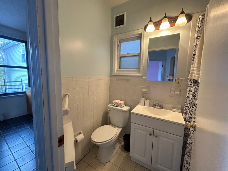 Building Photo - 318 71st St