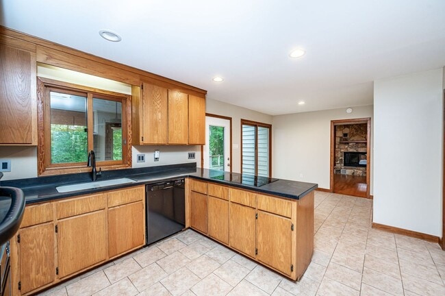 Building Photo - Exceptional Contemporary Features Privacy and a Scenic Back Yard.