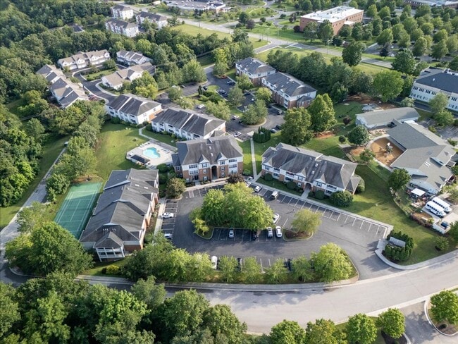 Building Photo - Spacious Condo in Knollwood – Pool, Gym and Clubhouse Access!