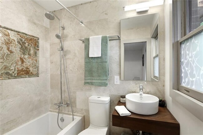 Building Photo - 1995 Commodore Ln