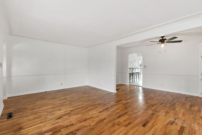 Building Photo - Charming Lake Loveland Ranch - Cozy Comfort & Unbeatable Location!