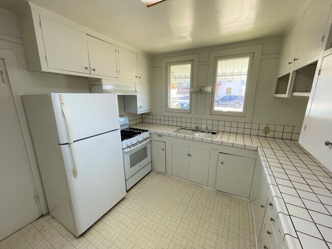 Building Photo - 1093 E Main St