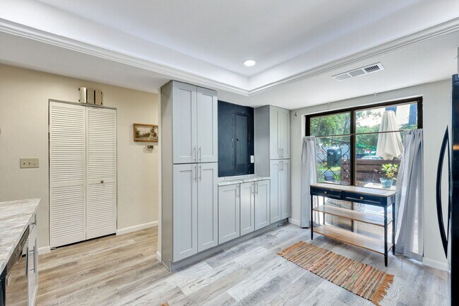 Building Photo - Furnished 3BR/2BA Condo in Pinebrook Lakes...