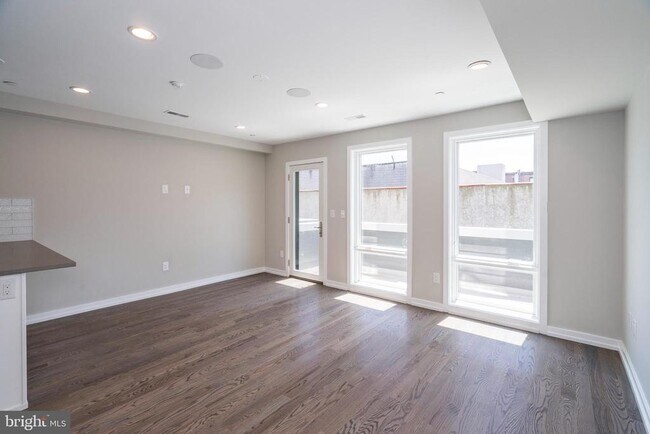 Building Photo - 1436 Clymer St