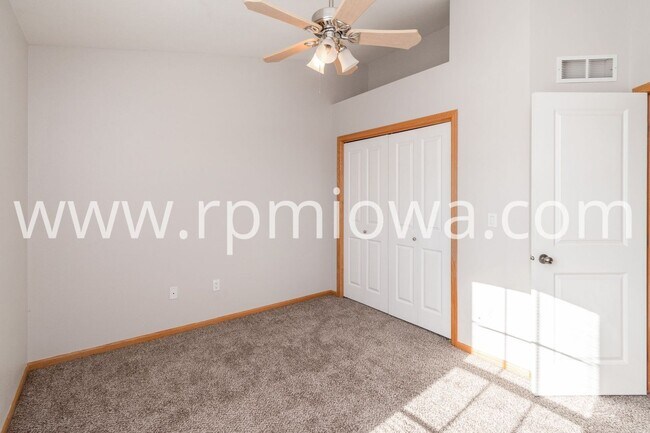 Building Photo - NEAR DMACC!! 2 Bedroom, 2 Bath Townhome in Ankeny
