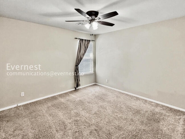 Building Photo - 3 Bed/2 Bath Home with Fenced Yard & Garage / Pet-Friendly / Available Soon!