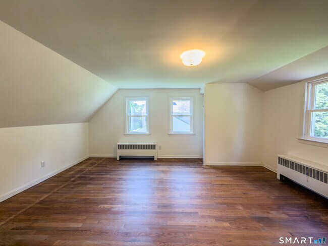 Building Photo - 19 Armory St