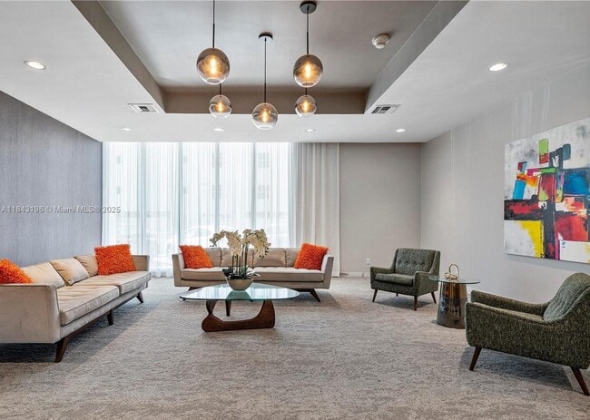 Building Photo - 9225 Collins Ave