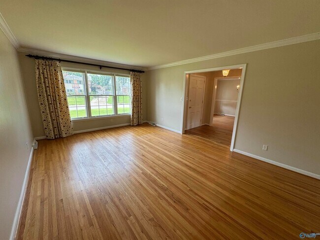 Building Photo - 816 Mira Vista Dr SE