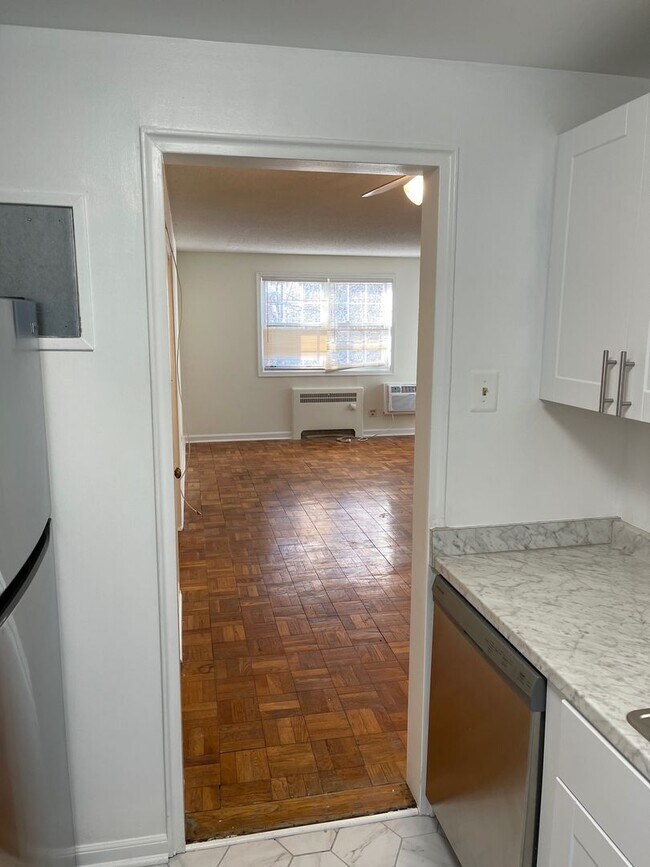Building Photo - Top Floor 2BR, 1BA Garden Condo Near Ballston Metro