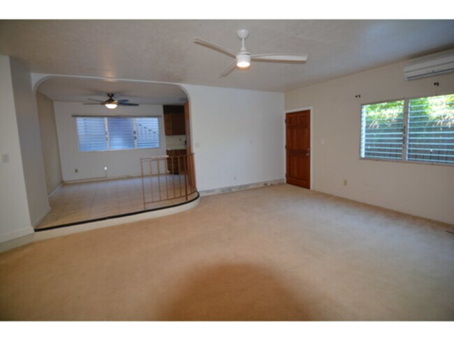 Building Photo - 2/1/2 Downstairs Apt B w/ Split Line A/C
