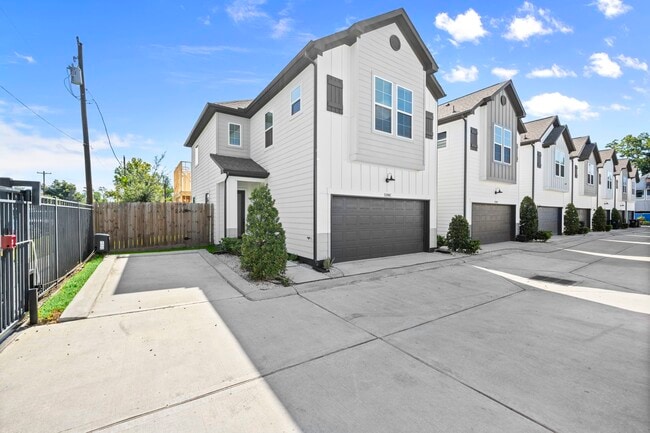 Building Photo - 3208 Bostic St