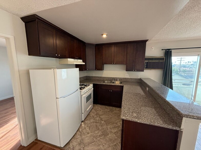 Building Photo - 400 N Hobart Blvd