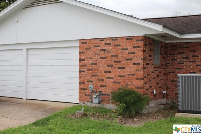 Building Photo - 1322 N Ave A