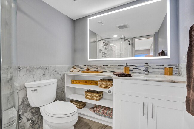 Building Photo - 1021 Hillsboro Mile