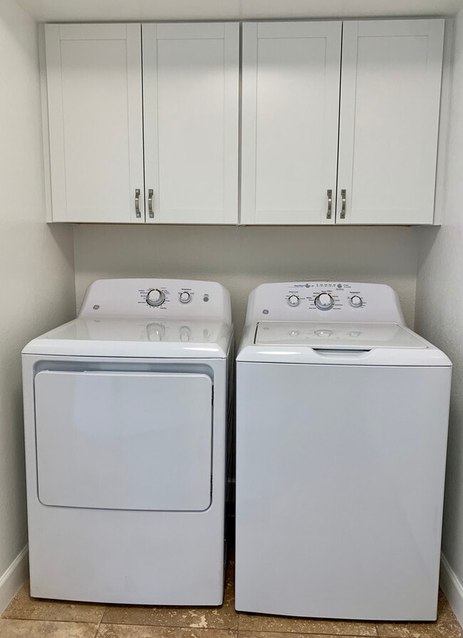 Building Photo - 8546 E Bellview St