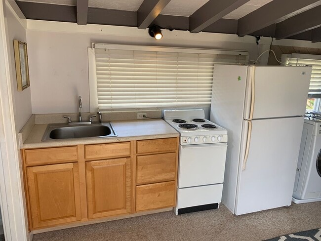 Building Photo - Quaint Kahana Studio- 50 yards to the beach!