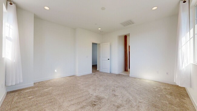 Building Photo - Bright & Beautiful 4 Bedroom 3 Full Bathroom Home!