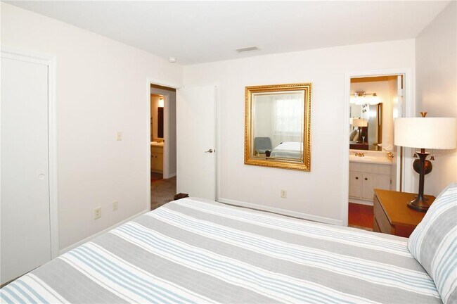 Building Photo - 204 Pompano Dr SE