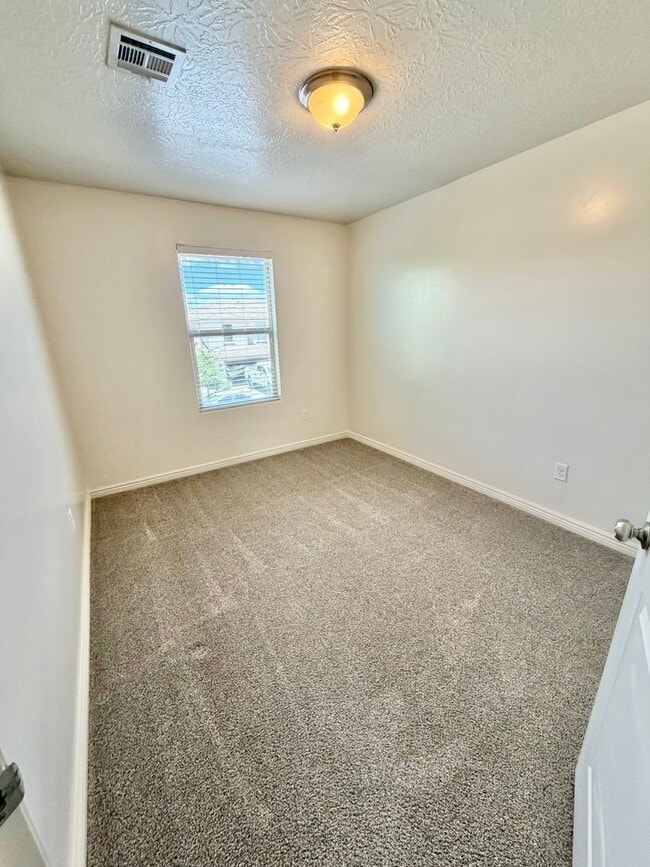 Building Photo - Town home in Little Valley Area. End Unit!!