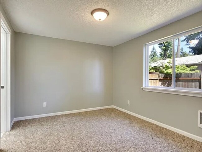 Building Photo - Beautiful move in ready home