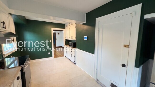 Building Photo - 2 Bed/1.5 Bath Home with Fenced Yard & Garage / Pet-friendly /Coming Soon!