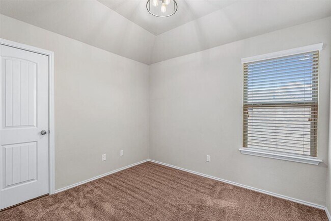 Building Photo - 220 Chickadee Ln