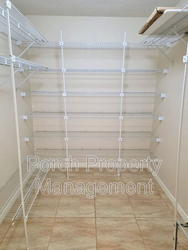 Building Photo - 303 Shoreline Dr