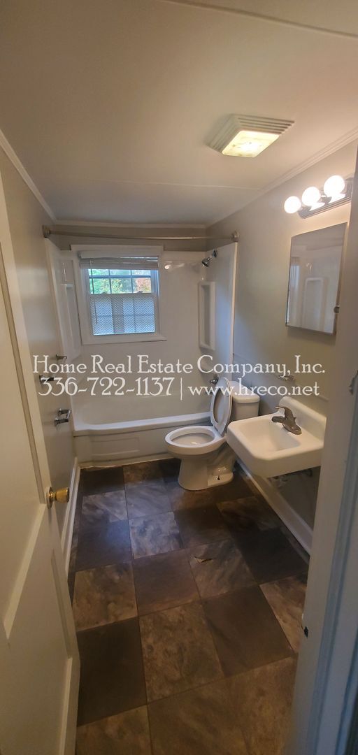 Building Photo - 520 Lester Ln