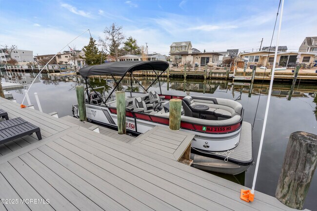 Building Photo - 320 Silver Lagoon Dr