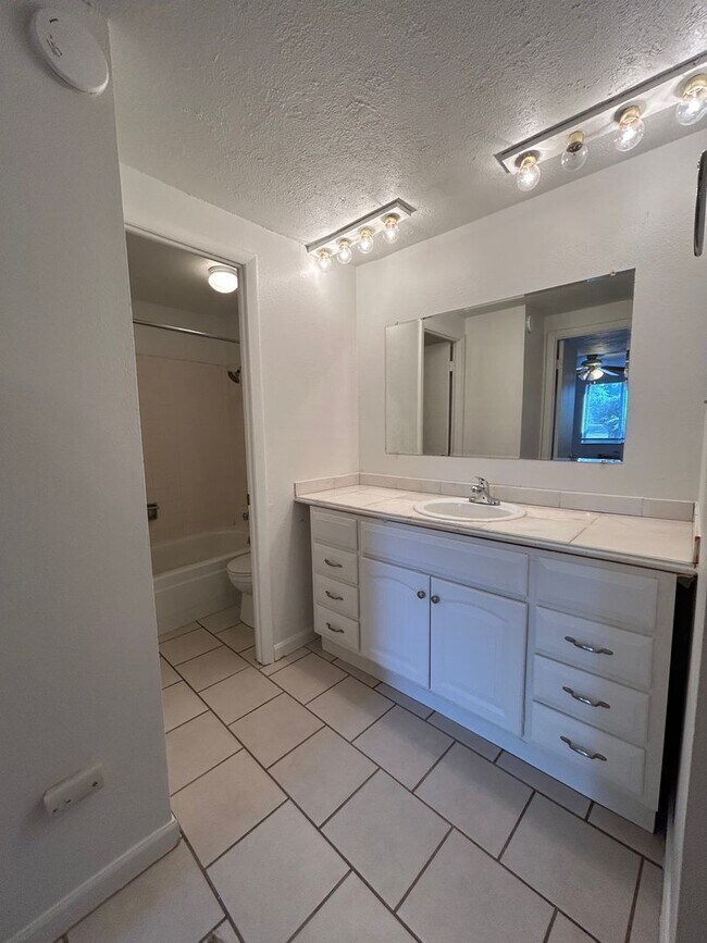 Building Photo - Ground Floor 1 BR/1 BA in Secured Bldg!