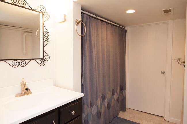 Building Photo - Available 10/11 – West Seattle Gem with Pr...