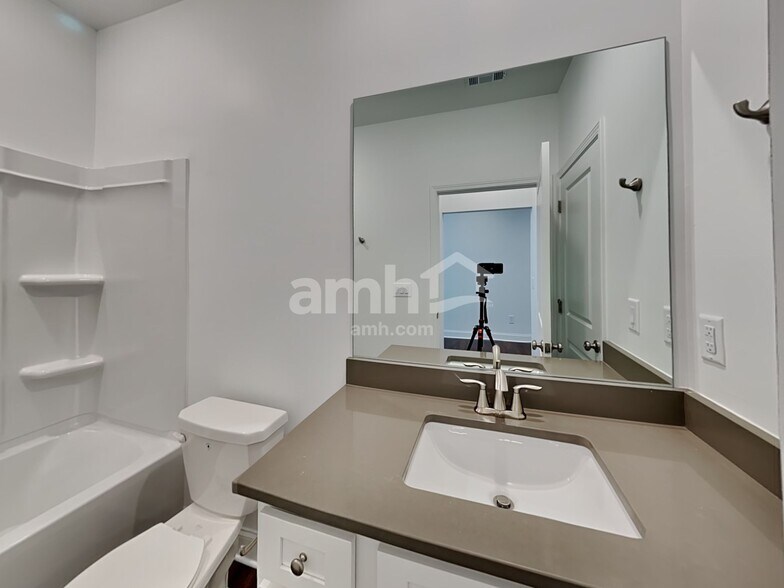 Building Photo - 204 Chase Ln