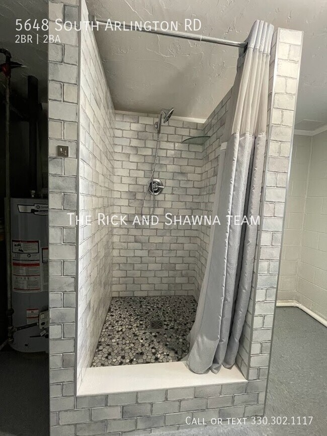 Building Photo - Two bedroom townhouse with bonus room for ...