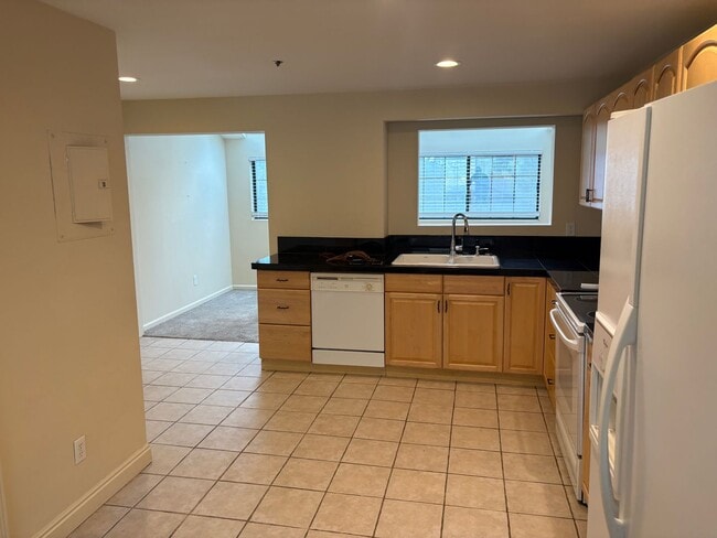 Building Photo - Top Floor 2 Bed 1.5 Bath Two Story Condo I...