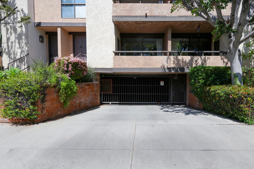 Building Photo - 1328 S Bundy Dr