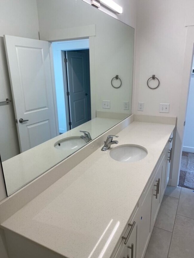 Building Photo - Spacious Town Home