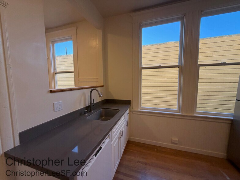 Building Photo - 2211 Pine St