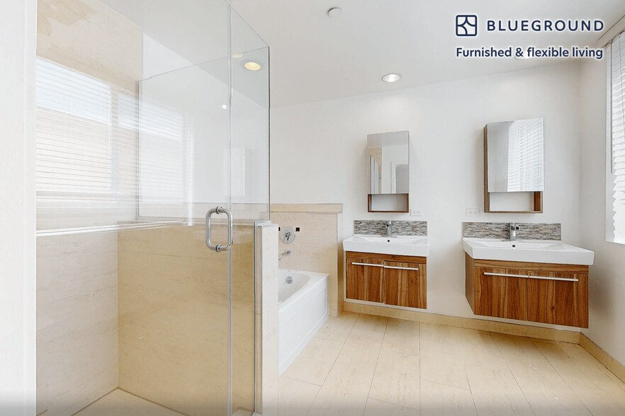 Building Photo - 220 E Broadway