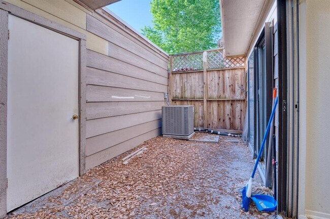 Building Photo - 5860 Sampley Way